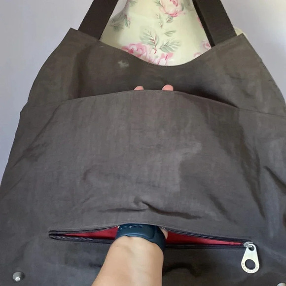 Baggallini brown lightweight shoulder bag - Picture 5 of 10